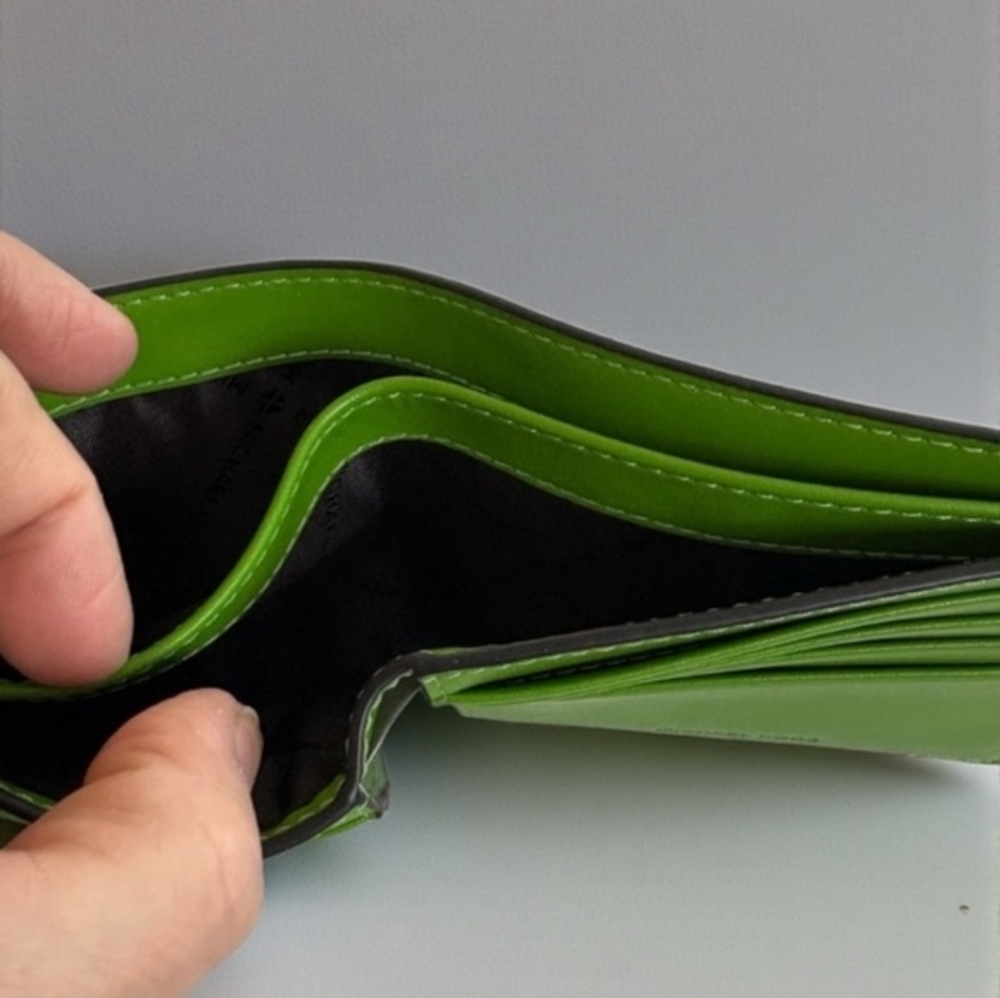 Michael Kors NEW Men's Green and White Card Holder - Picture 6 of 8